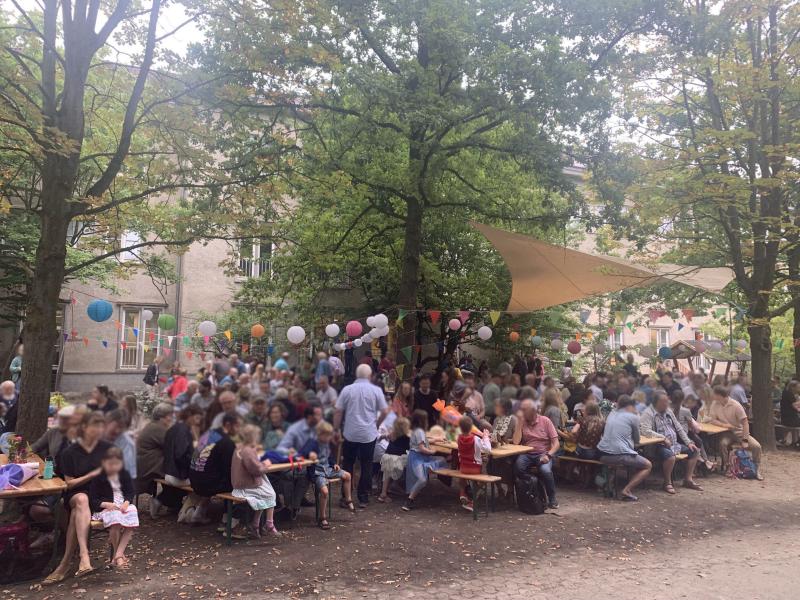 Kinder bei der Einschulungsfeier 2025