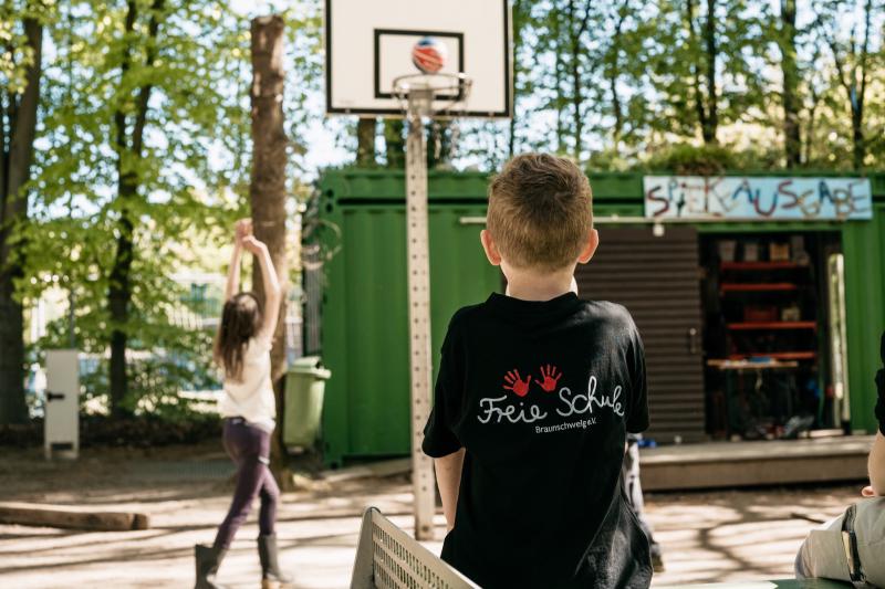 Schülerinnen und Schüler beim Lernen