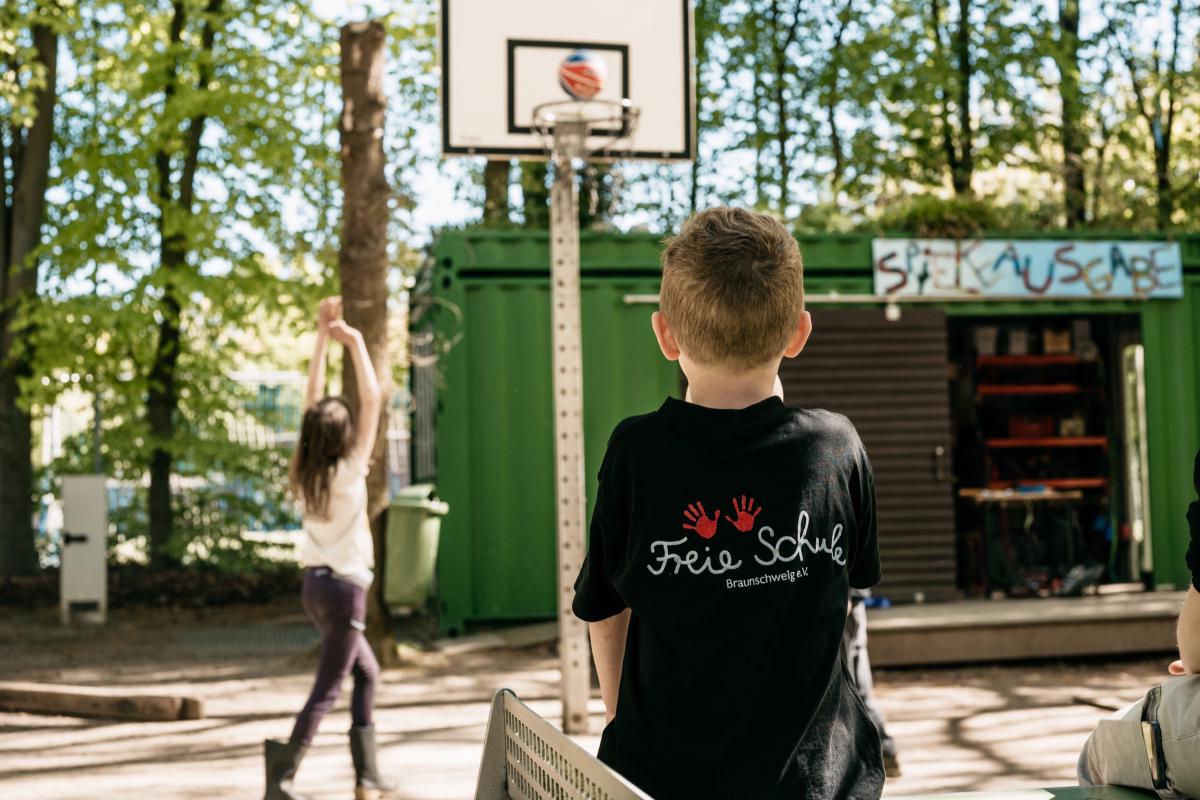 Schülerinnen und Schüler beim Lernen